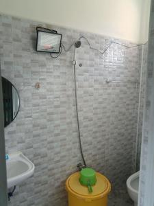 ein Badezimmer mit Toilette und Waschbecken in der Unterkunft Daisy Food House and Inn in Maria