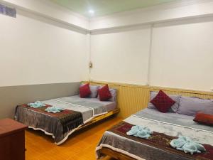 een kamer met twee bedden in een kamer bij Easy Home Koh Rong in Kaôh Rŭng (3)