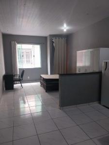 een lege kamer met een bed en een raam bij KITNET ELVIS PRESLEY - Largo do Machado in Rio de Janeiro