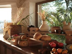 un contatore con diversi tipi di frutta e verdura di Andronikos Hotel a Mykonos Città