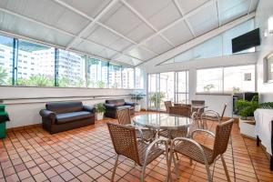 a living room with a table and chairs at Hotel Jaragua in Joaçaba
