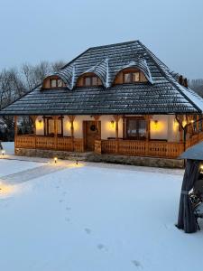 una grande casa con una pista di pattinaggio sulla neve di Casa Moroșanului Vișeu de Sus a Vişeu de Sus
