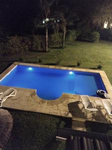 een zwembad in een tuin 's nachts bij La Pocilga in Paso de la Patria