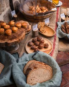 un tavolo con diversi tipi di pane e dolci di La Demeure a Guingamp