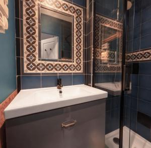 a bathroom with a sink and a mirror at Douceur de Vivre à Vichy, T1B, Cosy& Lumineux, 4p in Vichy