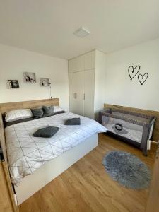 une chambre avec un grand lit dans une pièce dans l'établissement Domeček Jasná, à Jeseník