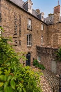 un edificio di mattoni con un cartello sopra di La Demeure a Guingamp