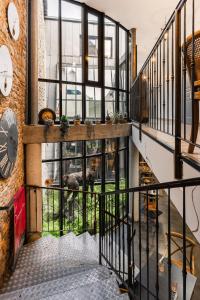 una vista dal secondo piano di un edificio con finestre di vetro di La Demeure a Guingamp