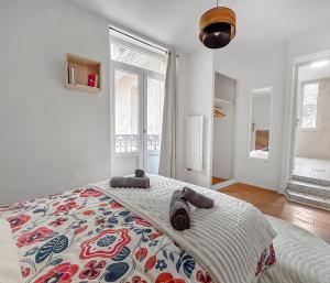 a bedroom with a bed with a comforter on it at Douceur de Vivre à Vichy, T1B, Cosy& Lumineux, 4p in Vichy