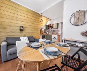 a living room with a table and a couch at Douceur de Vivre à Vichy, T1B, Cosy& Lumineux, 4p in Vichy