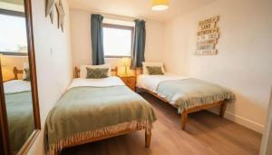 En eller flere senge i et værelse på Spacious 2 Bedroom Coastal Cottage nr Bude