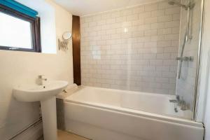 Et badeværelse på Spacious 2 Bedroom Coastal Cottage nr Bude