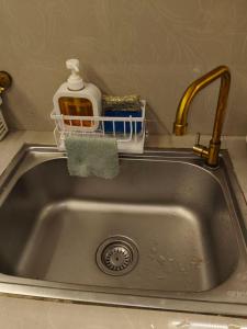 een gootsteen met een droogrek erop bij Ciel's Haven Free Breakfast in Binangonan