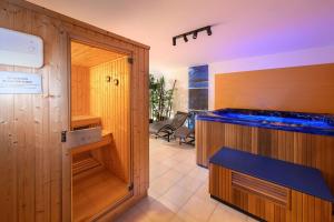 een sauna met een blauw bad in een kamer bij Elyra Cascais in Alcabideche