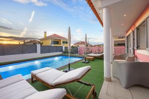 een afbeelding van een achtertuin met een zwembad bij Elyra Cascais in Alcabideche