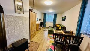 un soggiorno con un divano, un tavolo e delle sedie di Šumava ski apartment under Zadov 70m2 a Stachy