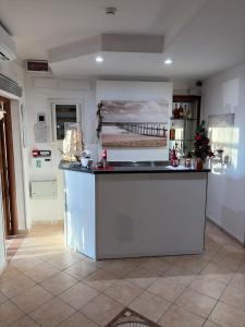 eine Küche mit einer weißen Insel in einem Zimmer in der Unterkunft Albergo Villa Marina in Anzio