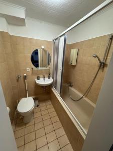 un bagno con wc, lavandino e doccia di Apartment a Gelsenkirchen