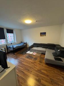 un soggiorno con un divano e una TV di Apartment a Gelsenkirchen