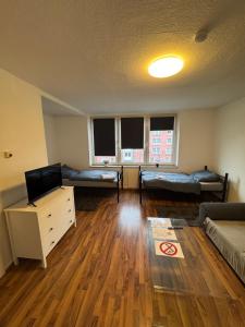 un soggiorno con 2 letti e una TV di Apartment a Gelsenkirchen