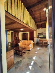 een woonkamer met een bank en een tafel bij La Casa di Ori in Castel SantʼElia