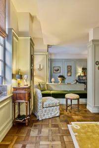 Khu vực ghế ngồi tại Hotel Maison Monceau