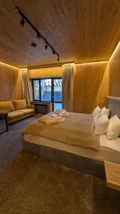 una camera da letto con un letto grande e una grande finestra di SarySai Boutique Hotel a Almaty