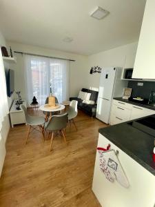 une cuisine et un salon avec une table et des chaises dans l'établissement Domeček Jasná, à Jeseník 24 autres photos