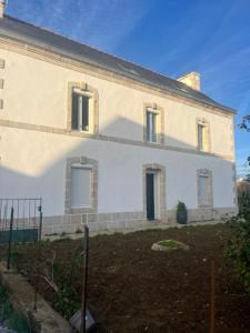 een wit huis met ramen en een tuin bij Redroom, Spa, Sauna, cheminée, romantique pour 2 in Quimperlé