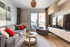 een woonkamer met een bank en een tafel bij ApartamentyGdansk EU - ŻURAWIE I in Gdańsk