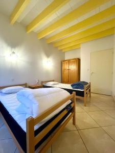 Giường trong phòng chung tại La Maison de la Colline