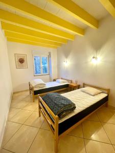 Giường trong phòng chung tại La Maison de la Colline