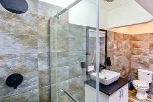 un bagno con lavandino, WC e doccia di Van Gogh a Ballito
