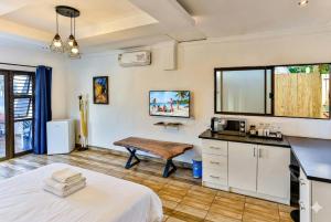 una camera con cucina con tavolo e bancone di Van Gogh a Ballito