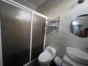 Et badeværelse på Rento funcionales recamaras dentro de una casa residencial