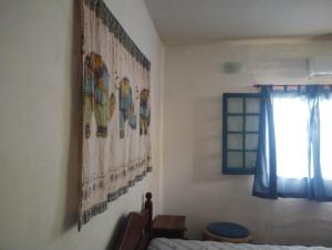 a bedroom with a painting on the wall at Zelenaiplava dormis in Merlo +17 photos