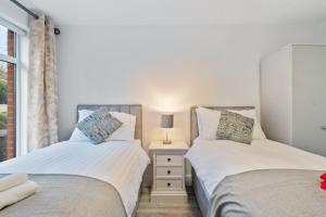 En eller flere senge i et værelse på 6 Rushbrooke Hotel Apartments Cobh County Cork