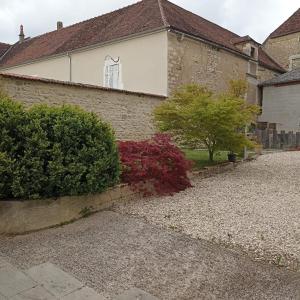 a house with a gravel driveway in front of it at Mon Jardin Secret in Maligny