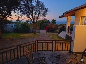 un balcone di una casa con tavolo e sedie di Van Gogh a Ballito