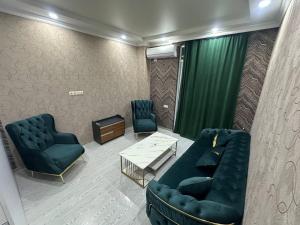 巴统Hotel Horizont!的带沙发、椅子和桌子的客厅