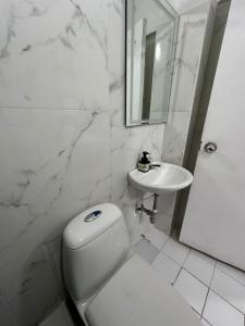 un bagno bianco con un water e un lavandino di SGH Mathilu Rodadero a Santa Marta