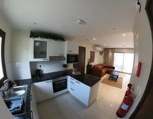 een keuken en een woonkamer bij The Beach House by JS in Muscat