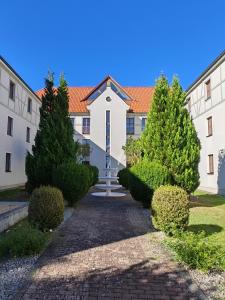 een gebouw met een standbeeld in het midden van een weg bij Genusshotel Rhönblick in Ostheim