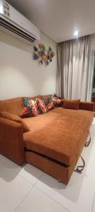 een groot bruin bed in een kamer met een raam bij The Beach House by JS in Muscat