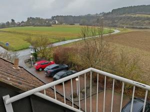 een balkon met auto's op een parkeerplaats bij Genusshotel Rhönblick in Ostheim