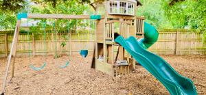 un parco giochi con scivolo in un cortile di Raleigh Retreat with Pool Table, Grill & ADA Bath a Zebulon