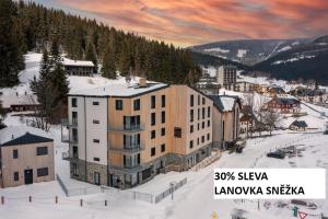 派克波特斯耐兹库Hotel Zelený potok的雪中建筑物的空中景观