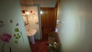 Koupelna v ubytování Casa Rural Temática Spa Señorío de Montero + 49 fotografií