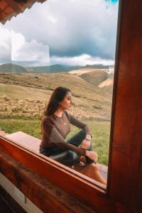 una donna seduta al finestrino di un treno di Solarium Cabaña a Riobamba Altre 4 foto