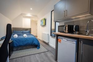 a small room with a bed and a kitchen at Seamflow Homes - Folkestone, near Eurotunnel - Channel Tunnel in Folkestone